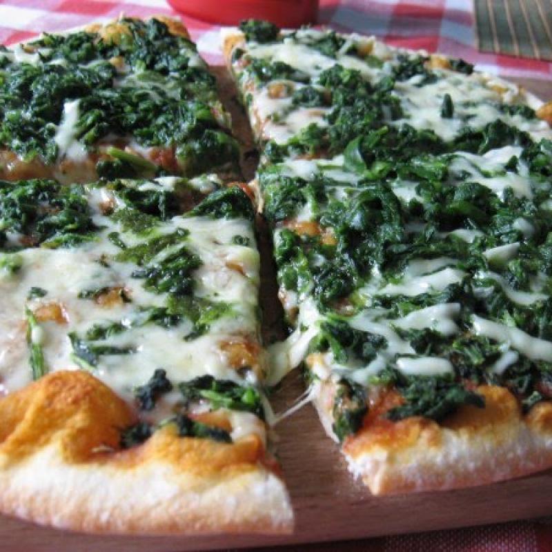 Przepis na pizzę ze szpinakiem i oliwkami w roli głównej (wegetariańska)