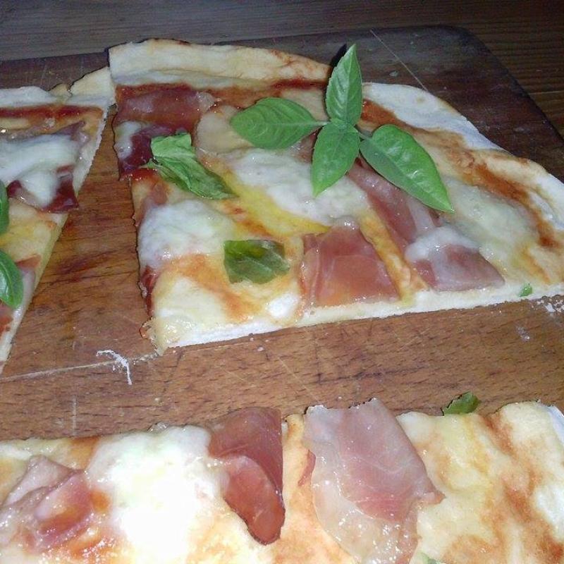 Włoska pizza na cienkim cieście