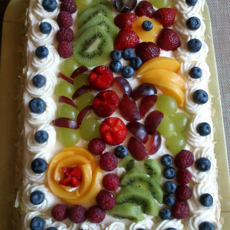 Tort śmietanowy z owocami