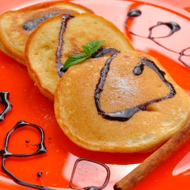 Cynamonowe pancakes z polewą czekoladową po polsku