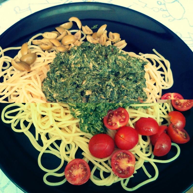 Spaghetti z wędzonym łososiem, pesto i szpinakiem