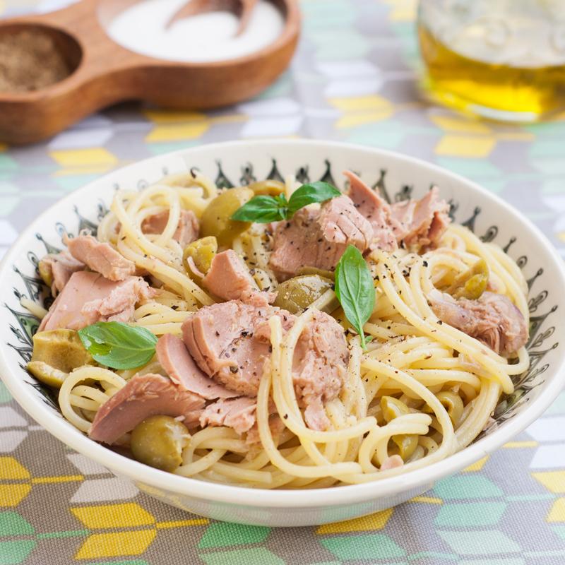 Spaghetti z anchovies, tuńczykiem i zielonymi oliwkami