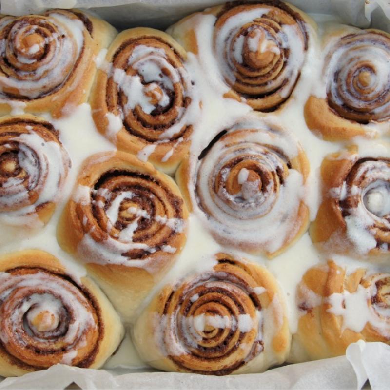 Zakręcone Cynamonowe Bułeczki Cinnamon Rolls, z brązowym masłem i polewą miodową