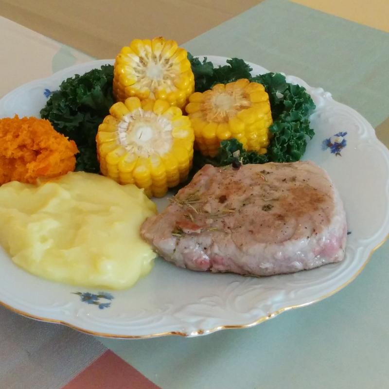 Stek z tuńczyka z musem marchewkowym i ziemniaczanym