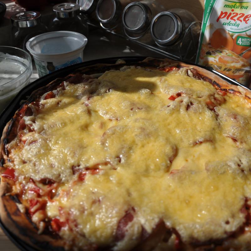 Pizza z salami i papryczką chili oraz sosem czosnkowo-bazyliowym