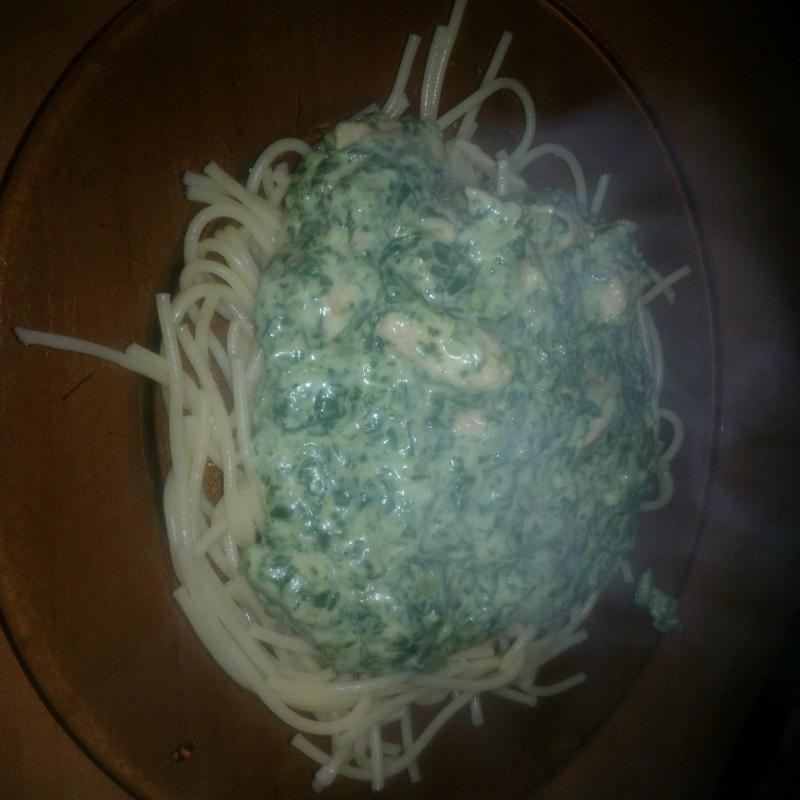 Spaghetti w sosie śmietanowo-szpinakowym