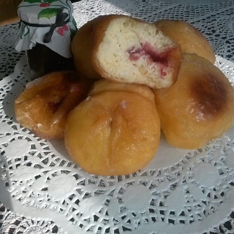 Pączki z dżemem malinowym i lukrem