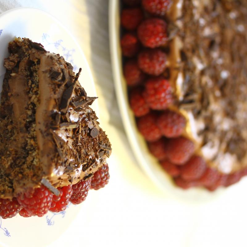 Mocno czekoladowy tort z suszonymi owocami i nutellą